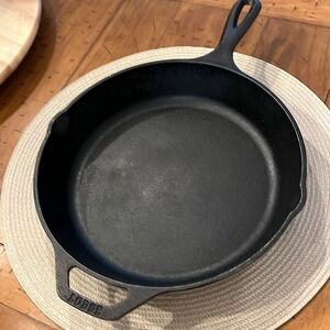 Vintage LODGE Cast Iron USA 8SK Clean Seasoned & Skillet - 10 1/4" Diameter